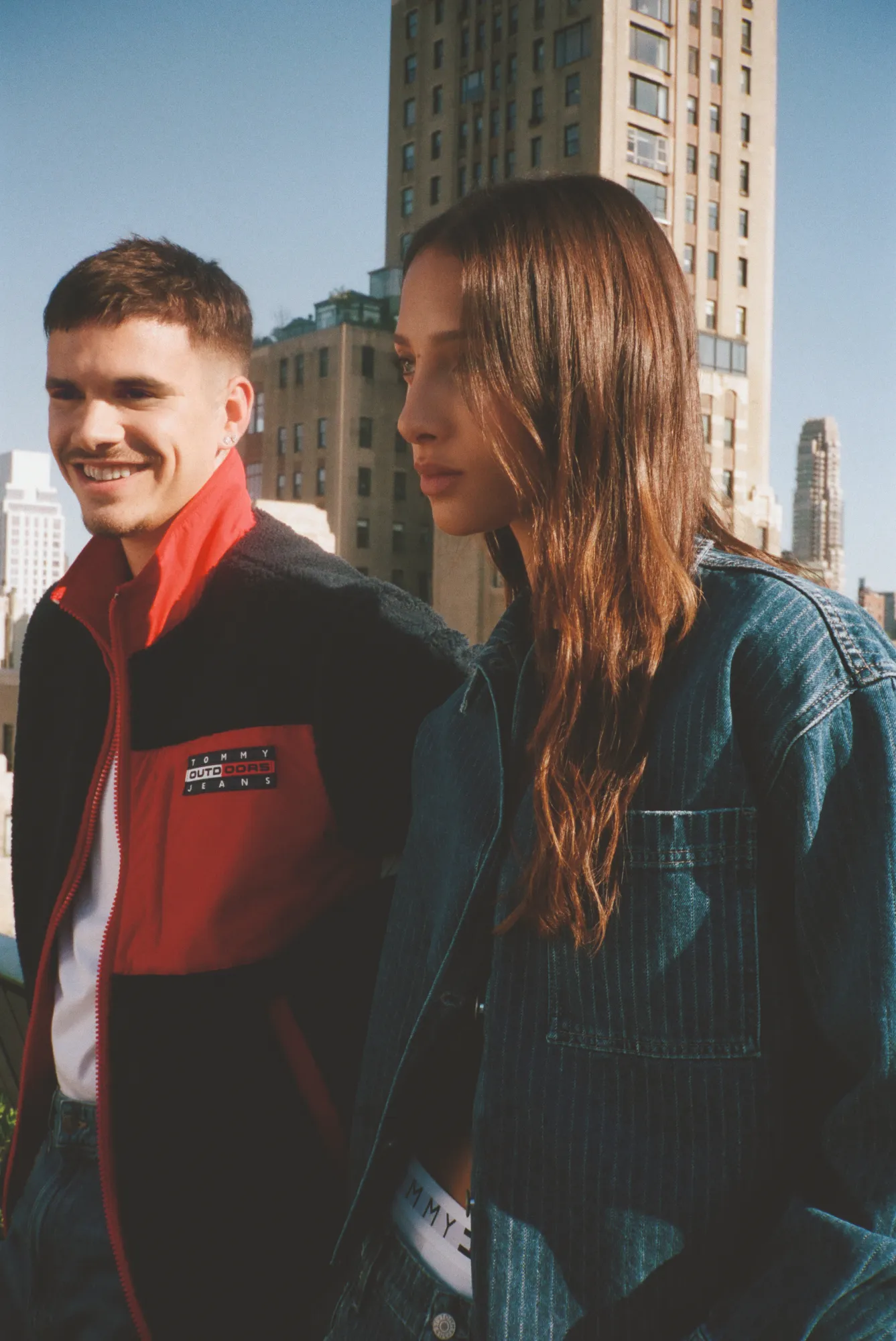 tommy hilfiger repasa cuatro decadas en el denim desde lo alto de nueva york 25gramos 5