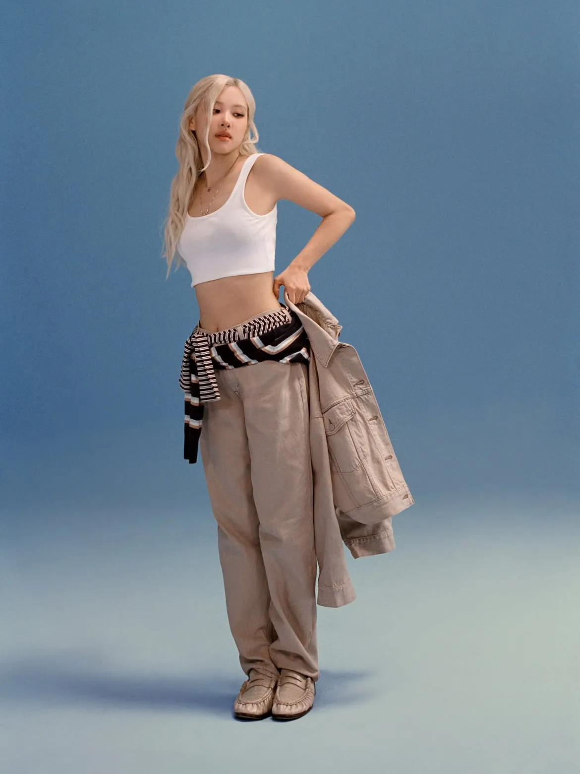 levis deconstruye su uniforme clasico junto a shai y rose 25gramos 4