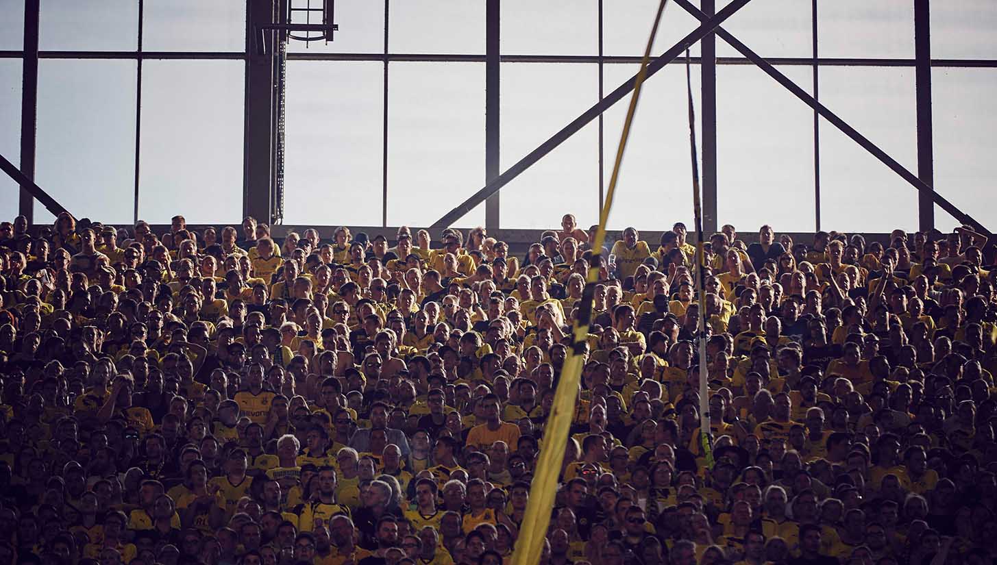 the-yellow-wall-28