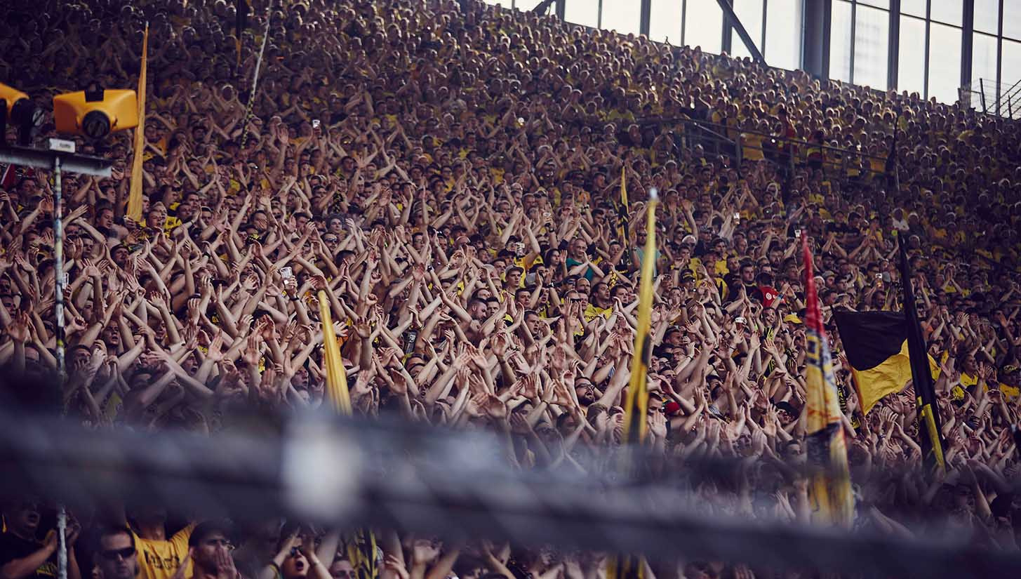 the-yellow-wall-30