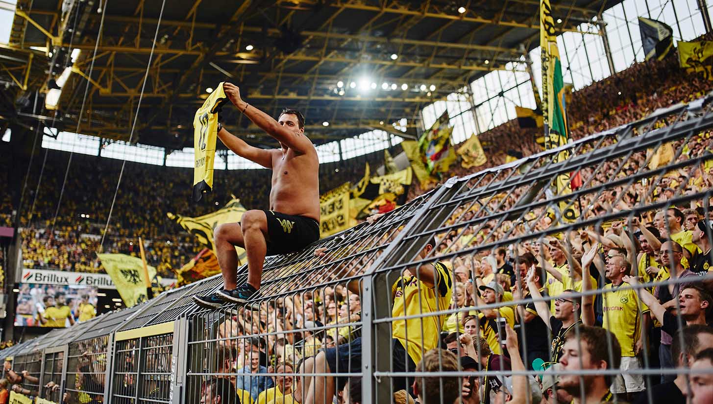 the-yellow-wall-37