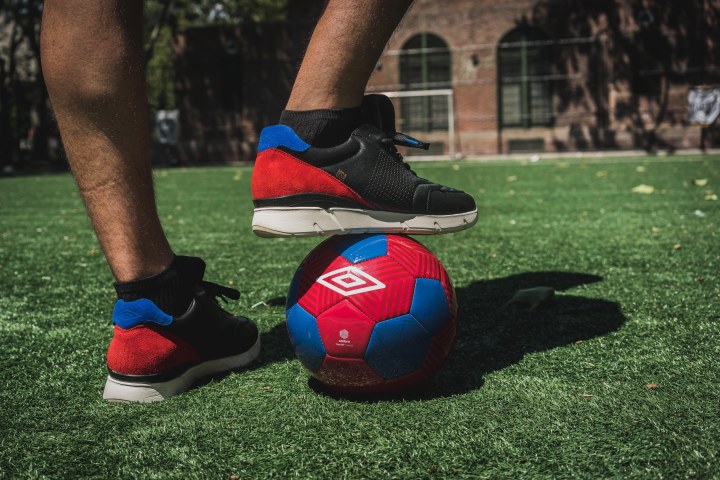 packer-umbro-copa-100-linesman-on-foot-1