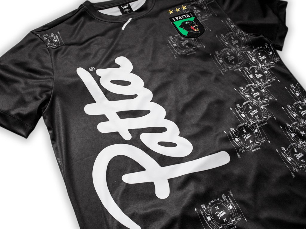 patta_sideways_script_logo_football_jersey-black-03