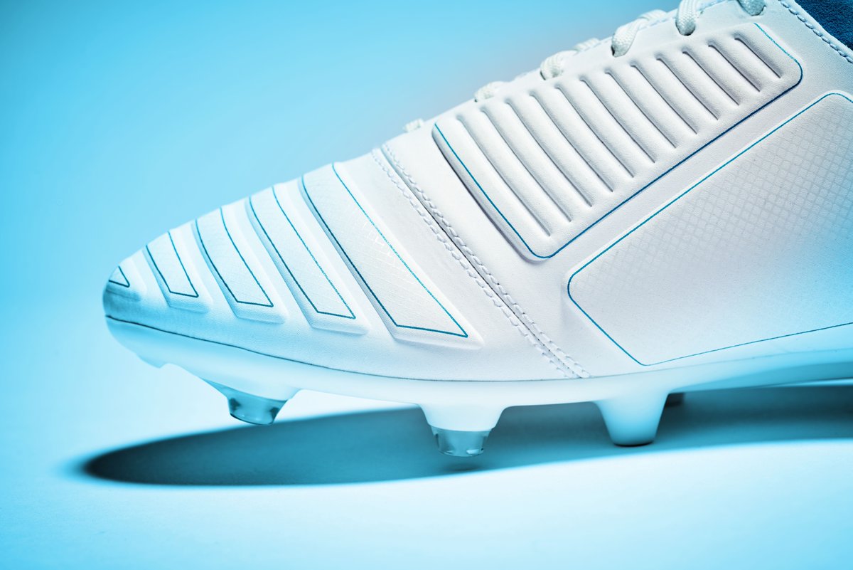 white-bluebird-umbro-ux-accuro-2016-17-boots-3