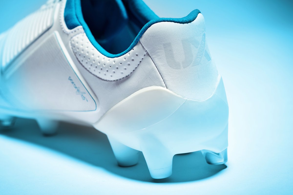 white-bluebird-umbro-ux-accuro-2016-17-boots-4