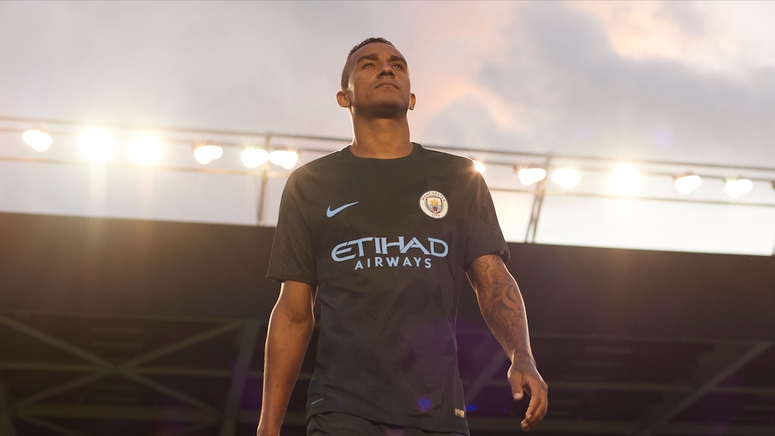 Manchester_City_2017-18_Third_Kit_-_Danilo_original