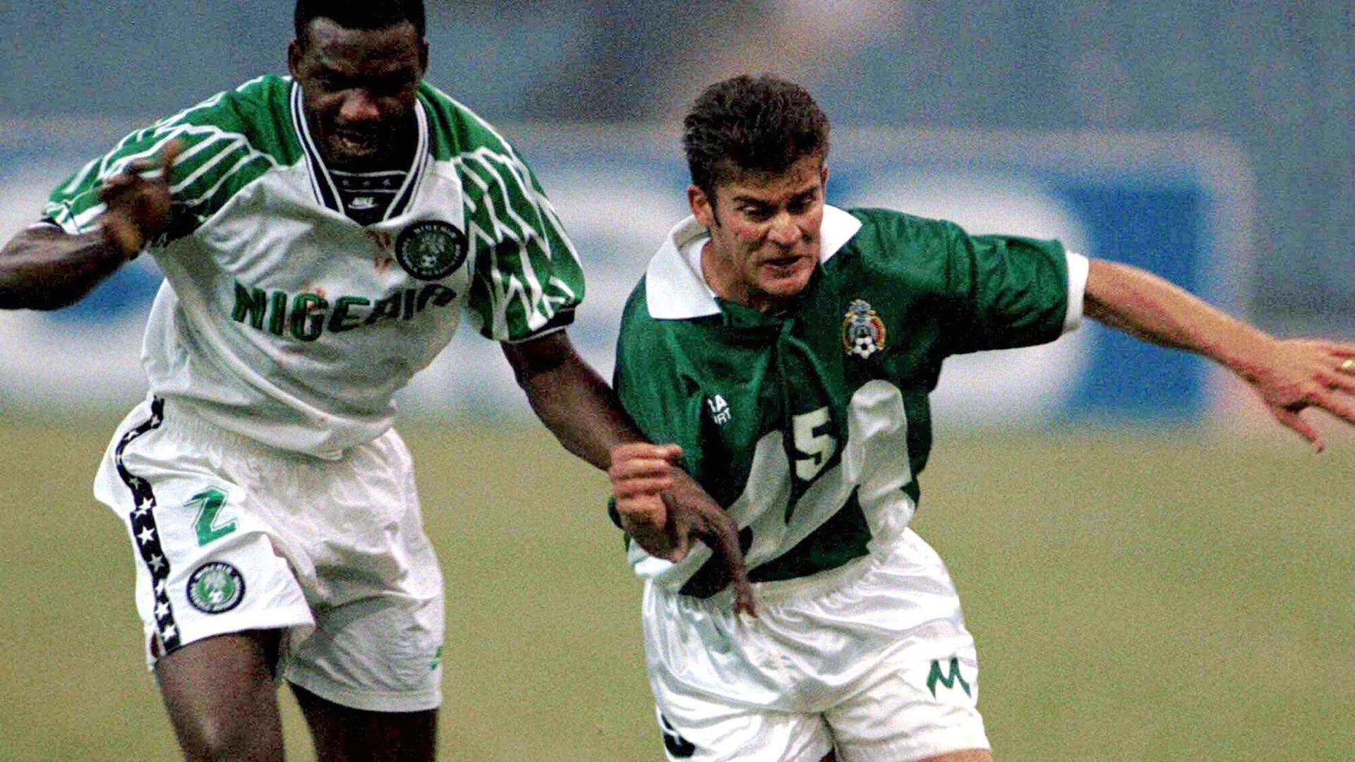 COPA CONFEDERACIONES ALEMANIA 2005 January 1995: Mexican midfielman Ramon Ramirez (R), fights for the ball with Eguavoen of Nigeria, during their game of the 2nd King Fahd Cup in Saudi Arabia. Mexico defeats Nigeria 4-2 in global score./El mediocampista mexicano Ramon Ramirez (D), pelea por el balon con Eguavoen de Nigeria, durante la 2da Copa Rey Fahd, celebrada en Arabia Saudita. Mexico derroto a Nigeria 4-2 en marcador global. MEXSPORT/DAVID LEAH