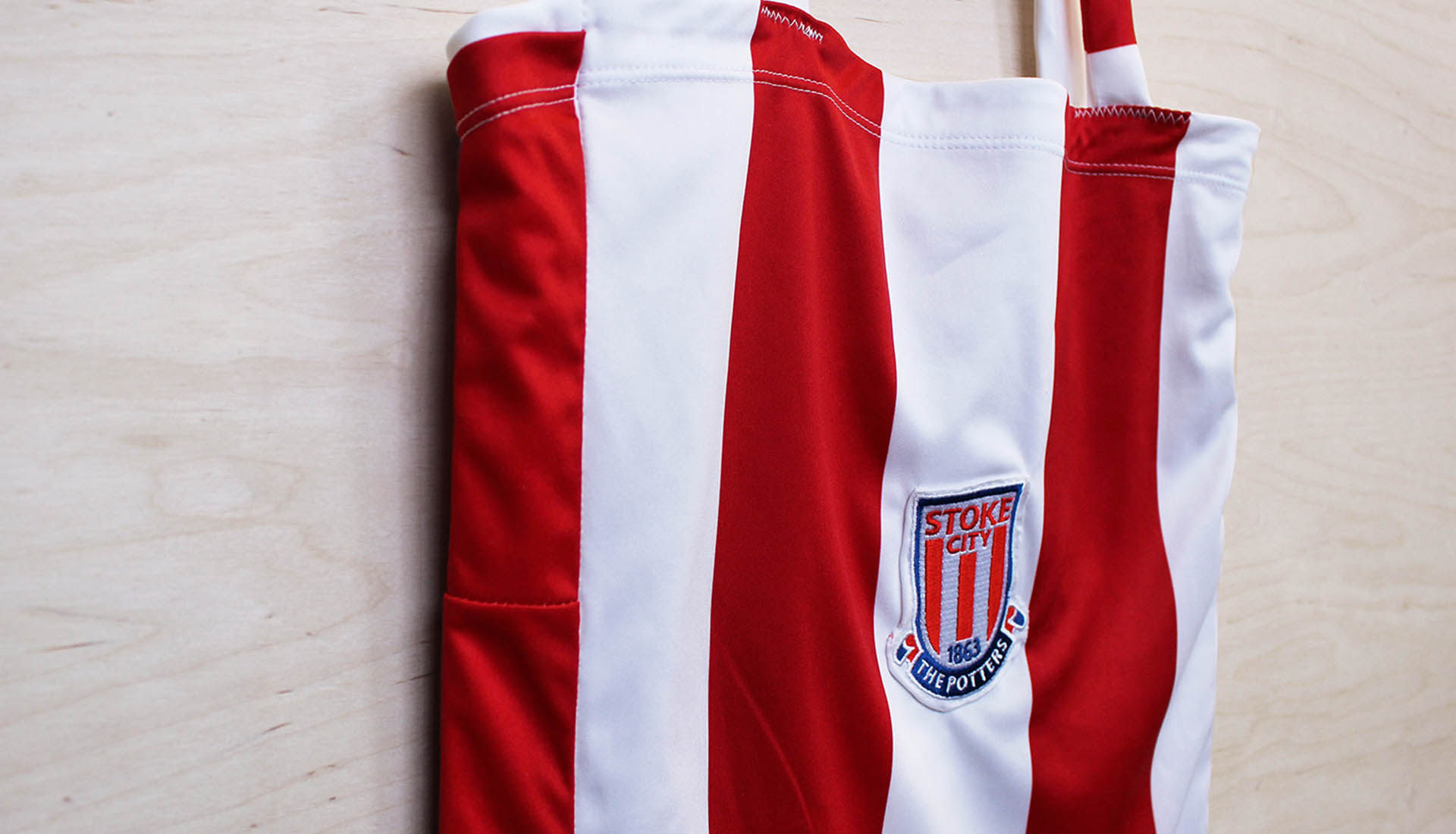 patterns-of-play-bags-for-life_0002_stoke-city-16-17_home_a_close-up-2_1500