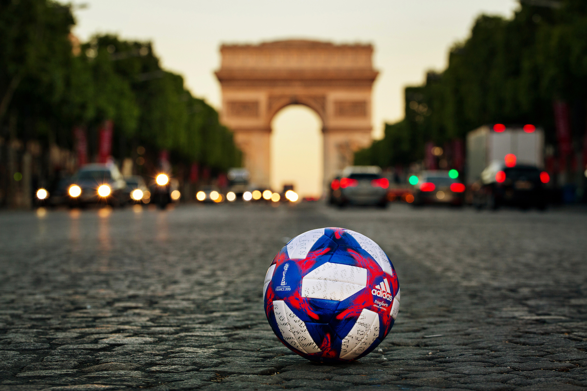 adidas presenta balón de las eliminatorias del mundial en Francia