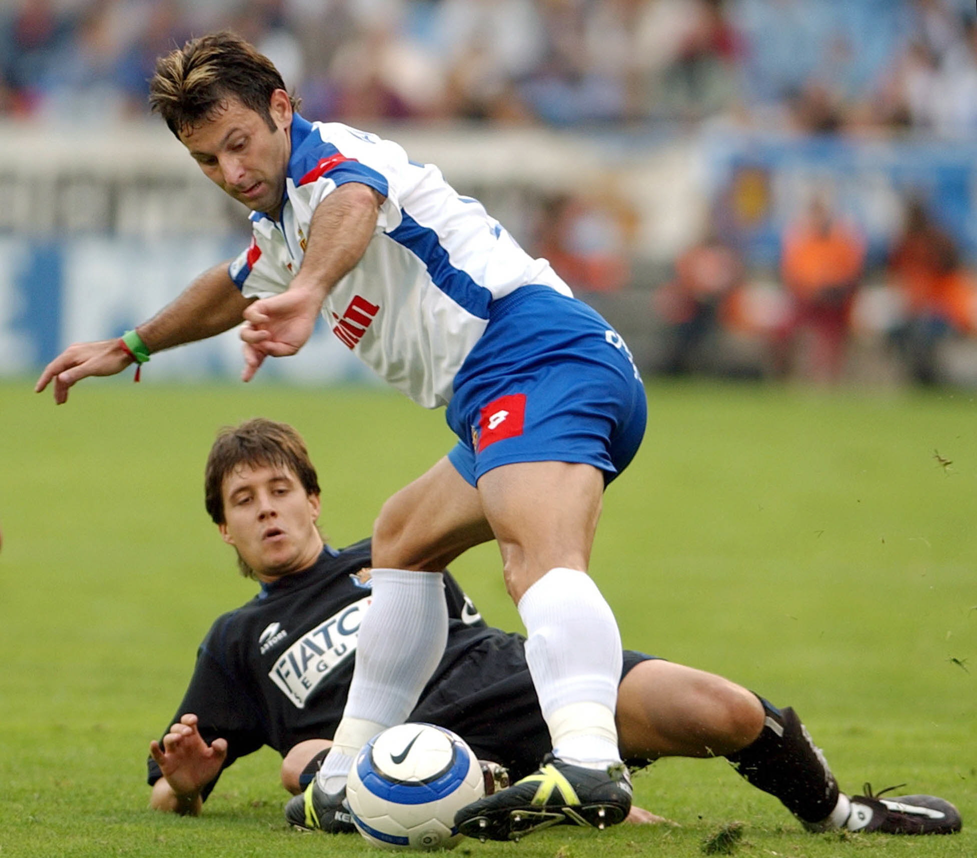 FÚTBOL-LIGA/ZARAGOZA-R.SOCIEDAD - DEP - DEPORTES,FUTBOL - ZAR03. ZARAGOZA, 17/10/04.- El jugador del Zaragoza Javi Moreno (dcha.) y el de la Real Sociedad Mikel Aramburu (izqda.) pelean por un balón en el partido, correspondiente a la séptima jornada de Liga, que ambos equipos disputaron hoy en el estadio de La Romareda. EFE/JAVIER CEBOLLADA FÚTBOL-LIGA/ZARAGOZA-R.SOCIEDAD - ZARAGOZA - ARAGÓN - España - JAVIER CEBOLLADA - jc ay - SPORTS,SOCCER